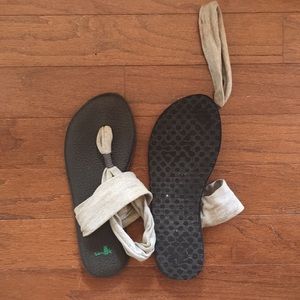 Sanuk sandals size 9